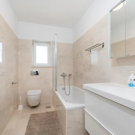 Paola Apartment Hrvatini